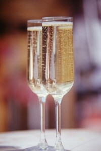 A picture of two champagne flutes.